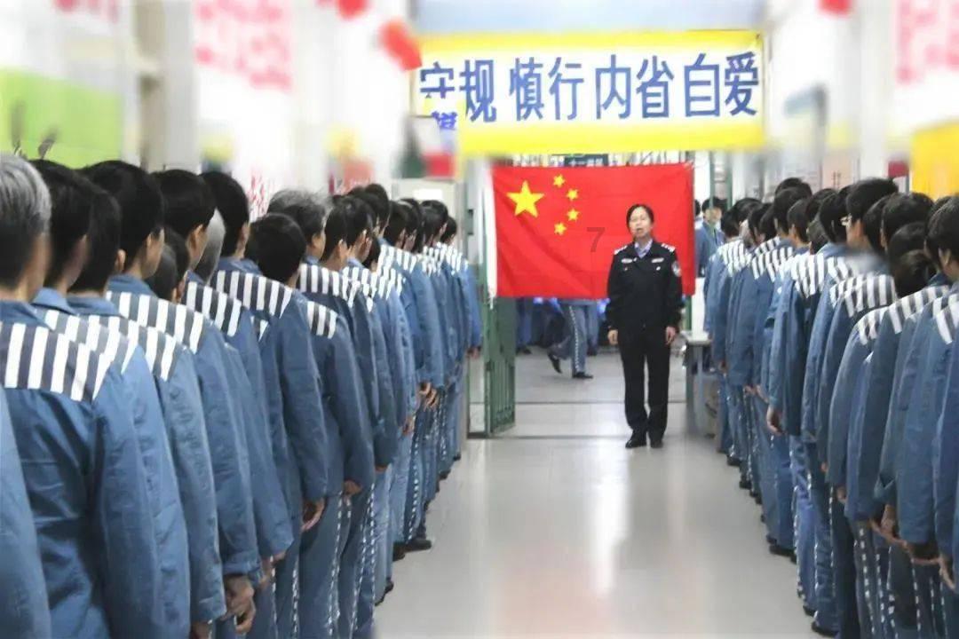 李连杰的身体彻底恢复健康!冒雨出行,全程都没有打伞-最佳问答平台